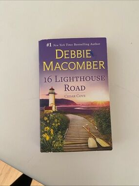 Debbie Macomber "16 Lighthouse Road" Paperback - Purple Cover